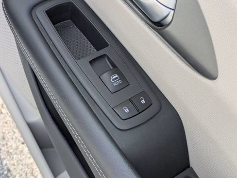 Used 2024 Chrysler Pacifica Touring-L FWD image 33