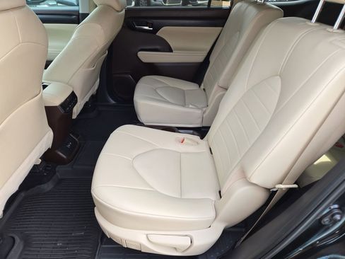 Used 2022 Toyota Highlander XLE image 18