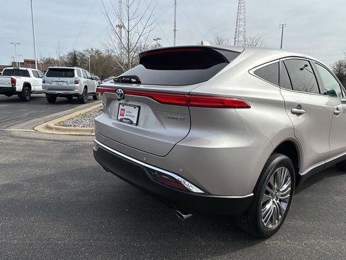 Used 2023 Toyota Venza Limited image 12