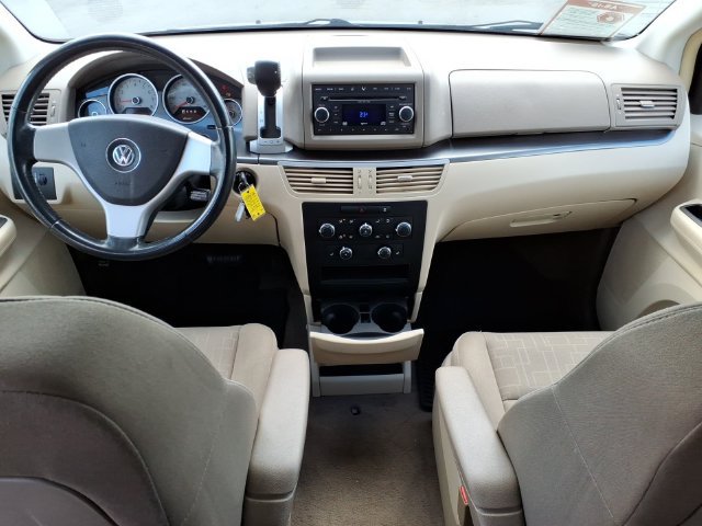 Used 2009 Volkswagen Routan SE FWD image 12