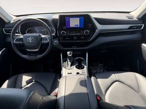 Certified 2025 Toyota Highlander XLE FWD image 10