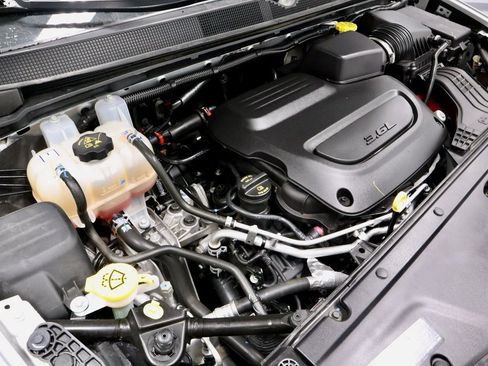 Used 2024 Chrysler Pacifica Touring-L image 18