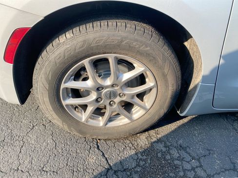 Used 2024 Chrysler Pacifica Touring-L FWD image 2