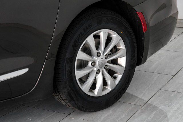 Used 2019 Chrysler Pacifica Touring-L FWD image 55