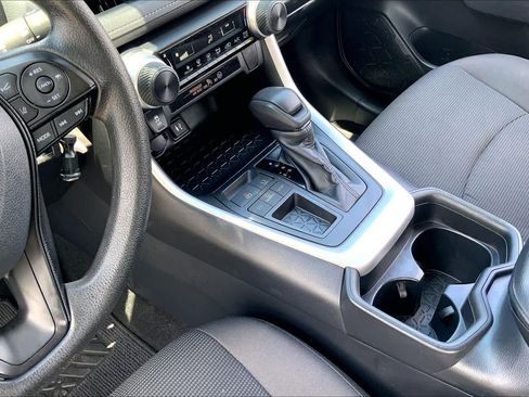 Used 2019 Toyota RAV4 LE FWD image 16
