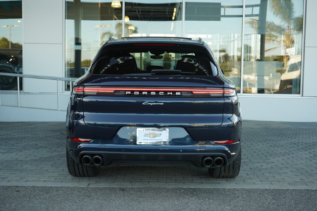 Used 2024 Porsche Cayenne AWD/4WD image 7