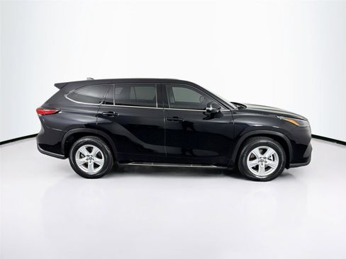 Certified 2022 Toyota Highlander LE image 8