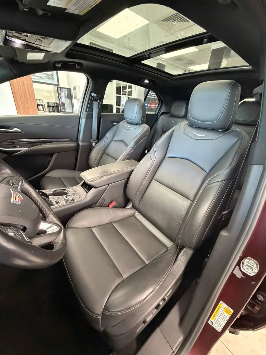 Used 2023 Cadillac XT4 Luxury w/ Cold Weather Package FWD image 9