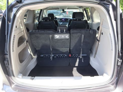 Used 2018 Chrysler Pacifica Touring-L Plus FWD image 32