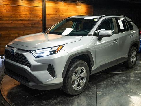 Used 2022 Toyota RAV4 XLE w/ Convenience Package AWD/4WD image 2