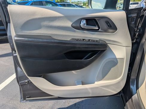 Used 2023 Chrysler Pacifica Touring-L FWD image 9