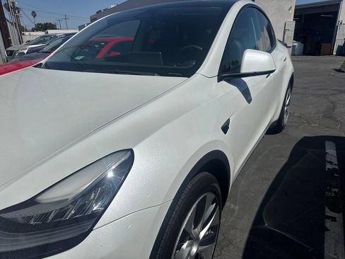 Used 2022 Tesla Model Y Long Range AWD/4WD image 2