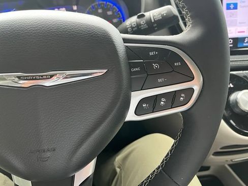 Used 2024 Chrysler Pacifica Touring-L FWD image 17