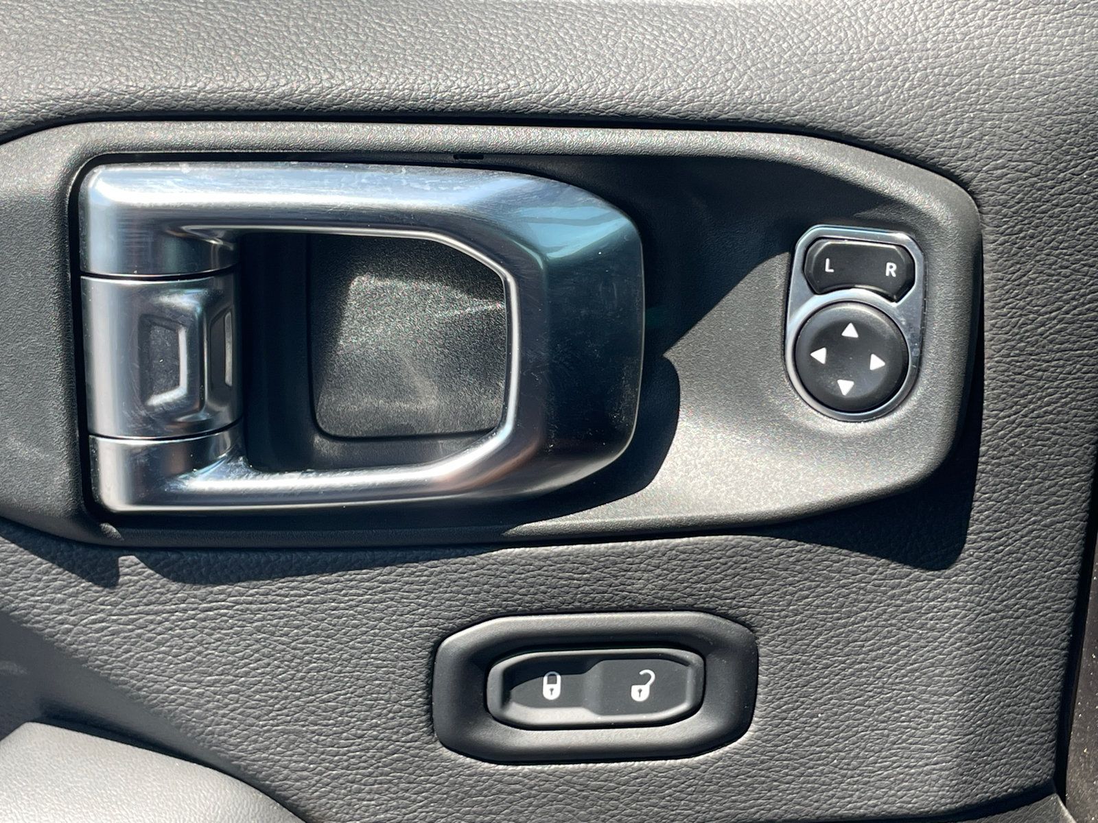 Used 2025 Jeep Gladiator Sport AWD/4WD image 18