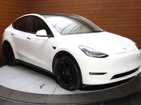 Used 2023 Tesla Model Y Long Range image 11