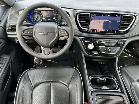 Used 2025 Chrysler Pacifica Limited image 15