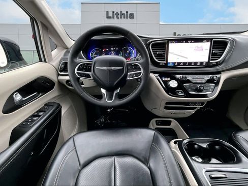 Used 2024 Chrysler Pacifica Select image 15