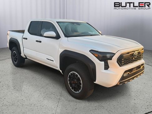 Certified 2024 Toyota Tacoma TRD Off-Road AWD/4WD image 8