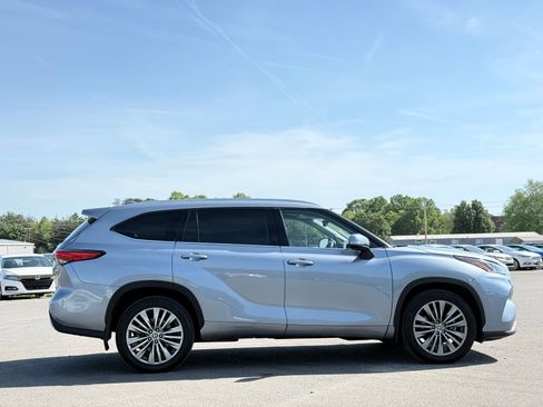 Used 2022 Toyota Highlander Platinum image 8