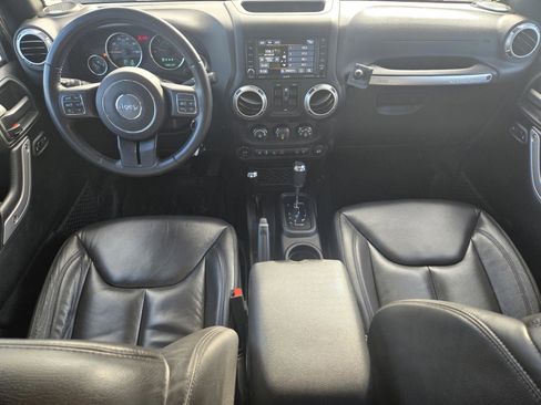 Used 2018 Jeep Wrangler Unlimited Rubicon w/ Connectivity Group image 12