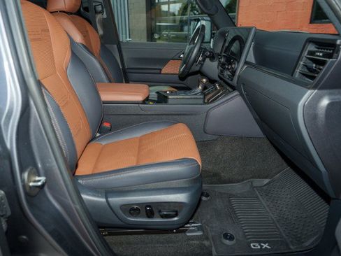 Used 2025 Lexus GX 550 w/ Accessory Package (31) AWD/4WD image 25