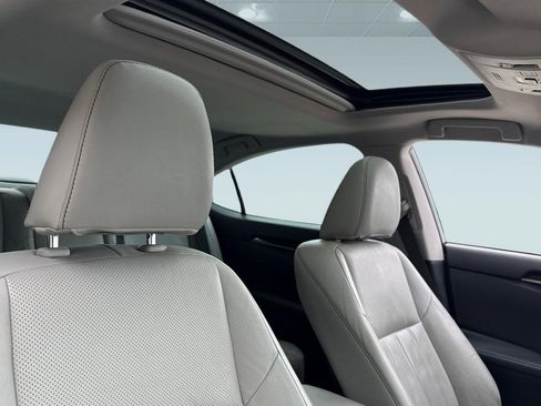 Used 2018 Lexus ES 300h w/ Luxury Package FWD image 14