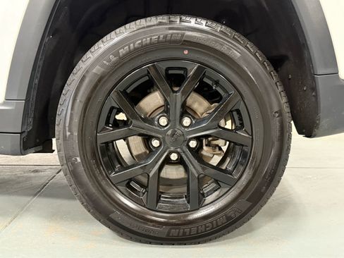 Used 2024 Jeep Grand Cherokee Altitude AWD/4WD image 9