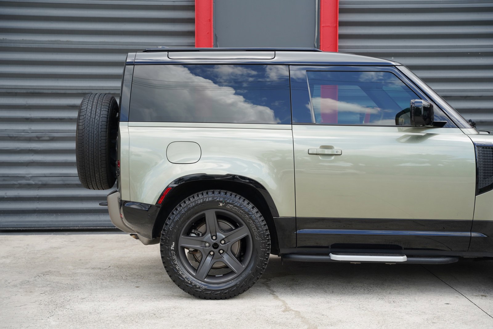 Used 2024 Land Rover Defender 90 X-Dynamic SE AWD/4WD image 18
