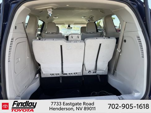 Used 2018 Chrysler Pacifica Touring-L FWD image 17