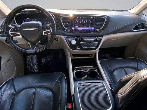 Used 2022 Chrysler Pacifica Limited w/ Uconnect Theater Family Group FWD image 15