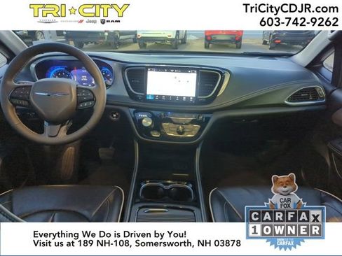 Used 2025 Chrysler Pacifica Limited image 21