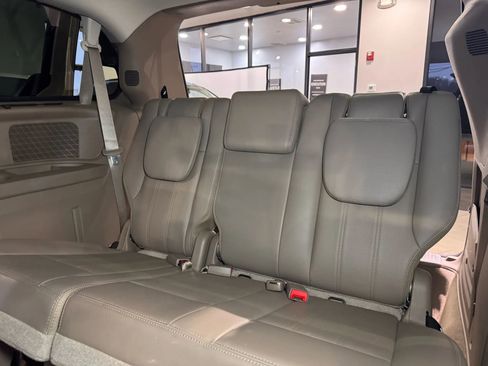 Used 2014 Chrysler Town & Country Touring-L w/ Driver Convenience Group image 19