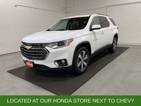 Used 2019 Chevrolet Traverse LT w/ LT Premium Package image 3