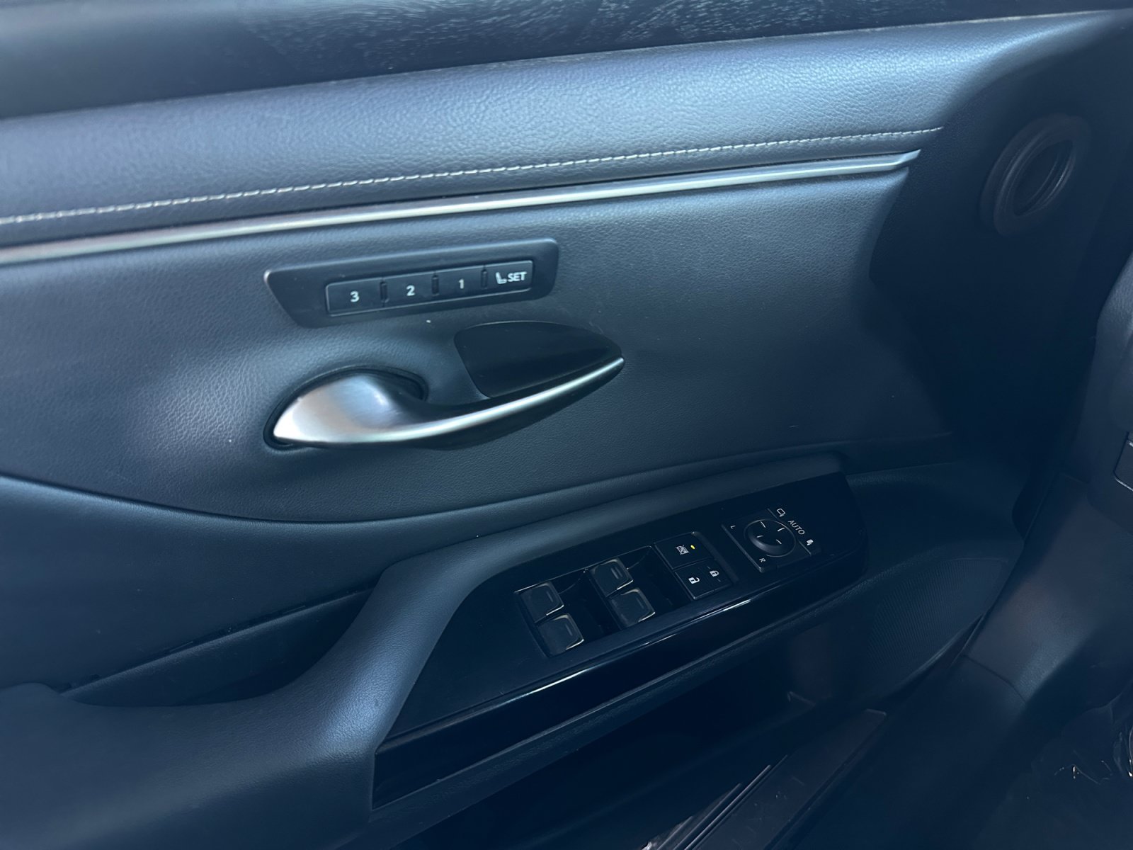 Used 2022 Lexus ES 300h w/ Premium Package FWD image 16