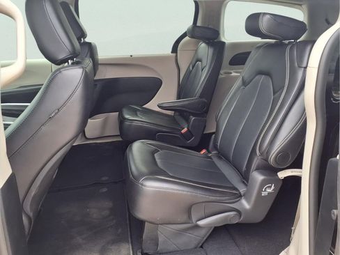 Used 2024 Chrysler Pacifica Touring-L image 10