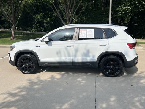 Certified 2022 Volkswagen Taos SE FWD image 7