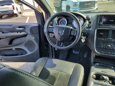 Used 2016 Dodge Grand Caravan SXT FWD image 16