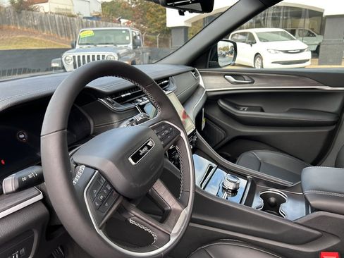 New 2025 Jeep Grand Cherokee L Limited w/ Luxury Tech Group II image 11