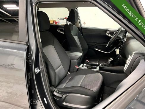Used 2025 Kia Soul LX w/ LX Technology Package FWD image 9