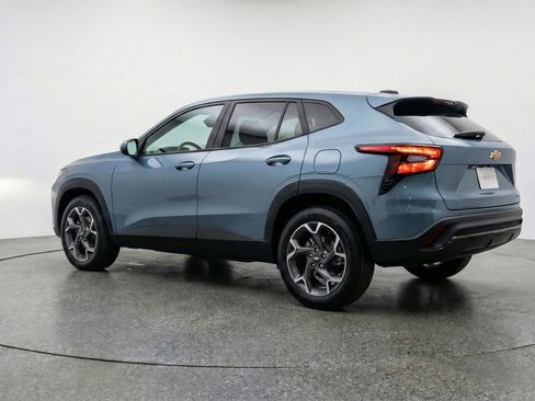 Used 2025 Chevrolet Trax LT FWD image 6