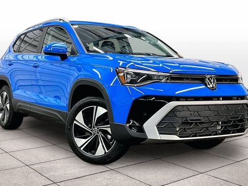 New 2026 Volkswagen Taos SE image 2