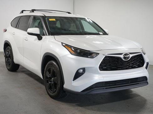 Used 2023 Toyota Highlander LE FWD image 3