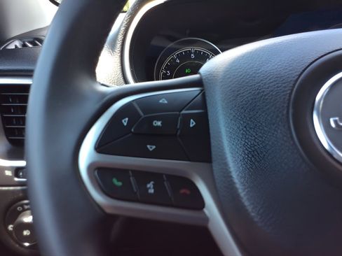Used 2020 Jeep Cherokee Latitude Plus FWD image 22