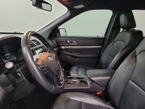Used 2018 Ford Explorer XLT w/ Equipment Group 202A FWD image 17