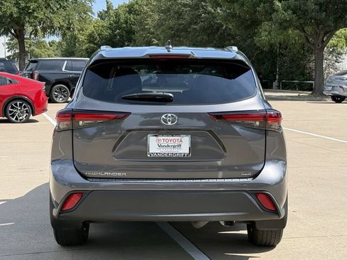 Certified 2024 Toyota Highlander XLE FWD image 5