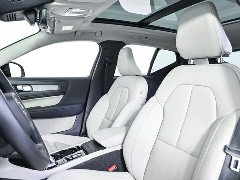 Certified 2026 Volvo XC40 B5 Plus AWD/4WD image 7