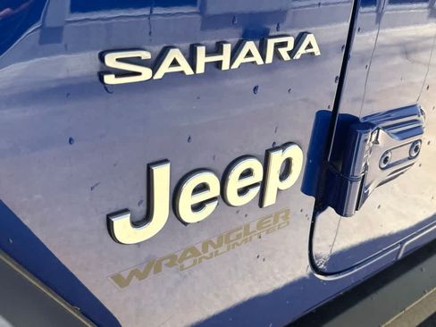 Used 2018 Jeep Wrangler Unlimited Sahara AWD/4WD image 8