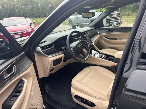 Used 2023 Jeep Grand Cherokee Limited AWD/4WD image 15