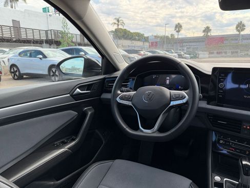 Used 2025 Volkswagen Jetta SE image 33