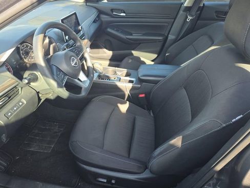 Used 2025 Nissan Altima 2.5 SV image 2